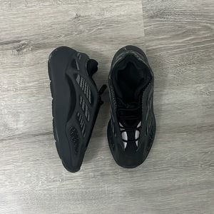 Kids Yeezy quantum shoes